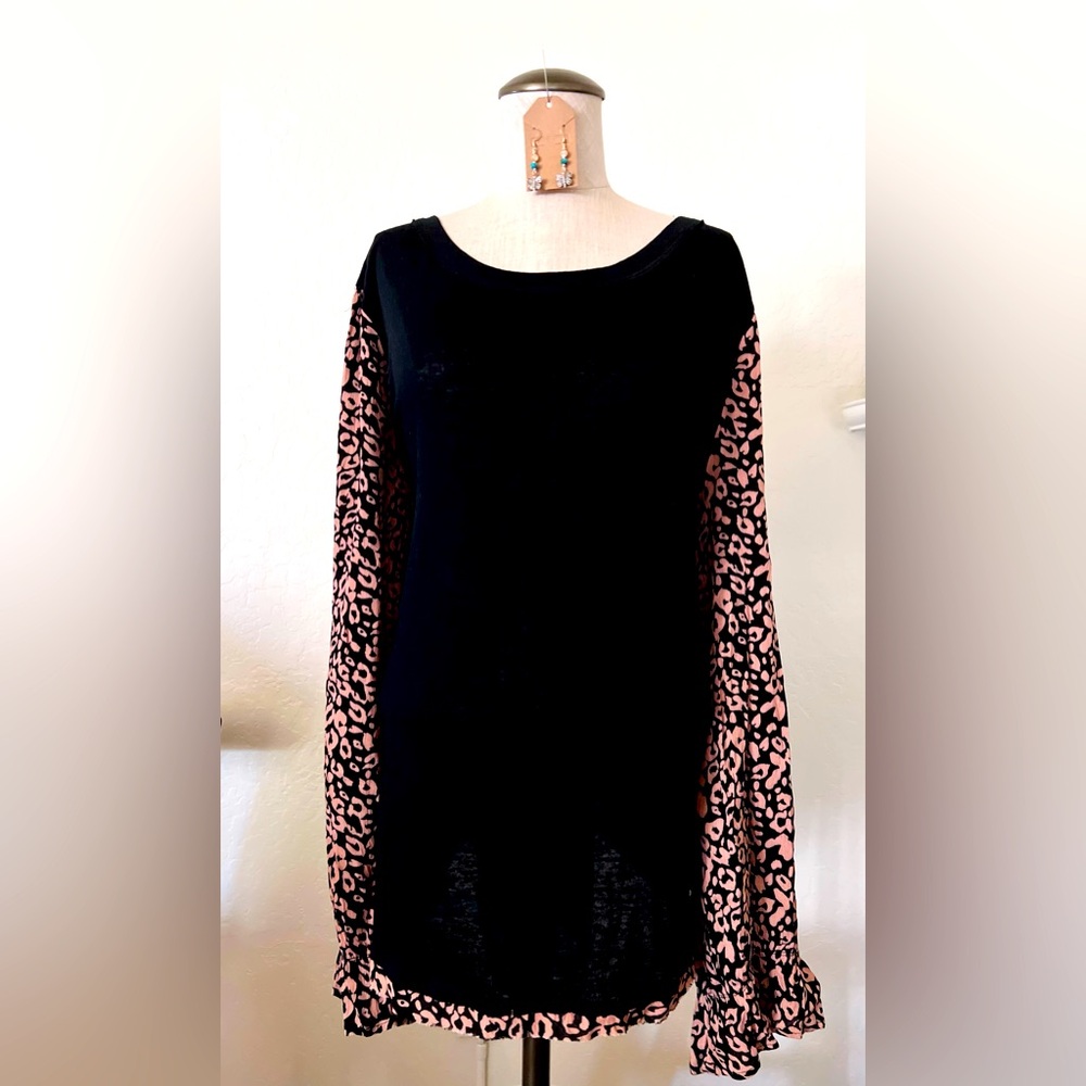 Cute! Like new, Umgee, Black, leopard AND floral print, 2x, cute back details!